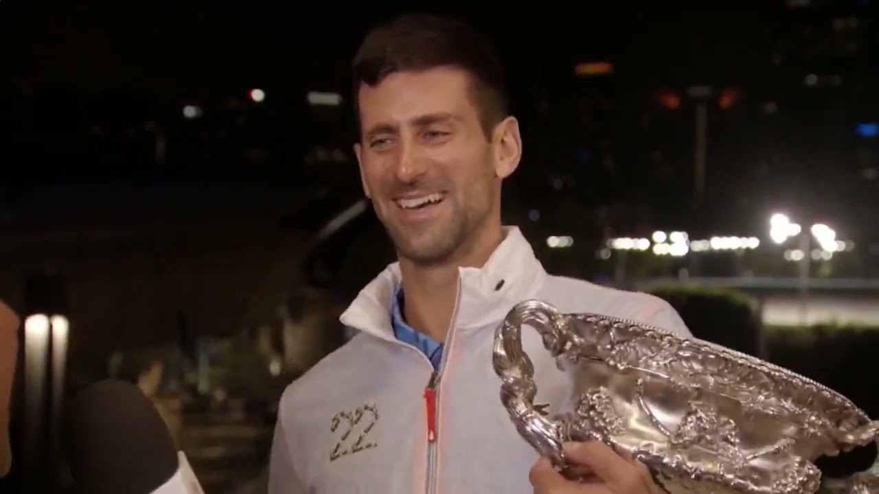 Novak Djokovic Cantando Muchachos Durante Una Entrevista, Novak ...