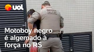 Motoboy negro é algemado à força após tomar facada de homem branco no RS