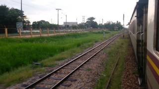 รถไฟออกจากสถานีโคกโพธิ์ปัตตานี และผ่านจุดตัดถนน