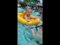 video bebe dançando na piscina