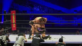 KANONが竹下幸之介のボディーに強烈なエルボーを決めて前に叩き落として締め上げる DDT「WRESTLE PETER PAN 2022」 2022年8月20日