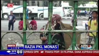 Petugas Gabungan Razia PKL di Monas