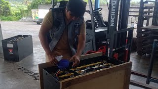 tutorial cara mengisikan air aki baterai forklift listrik