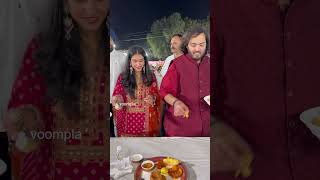 🔊”Tikkhu nathi khaato?”😅 Radhika Merchant and Anant Ambani serve food, anna daan, wedding function