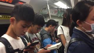 高雄捷運紅線列車往小港的R12後驛到R11高雄車站