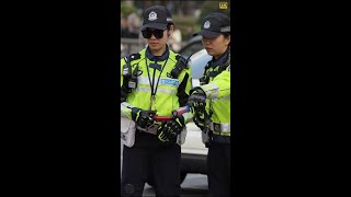 陆家嘴公安交警中队女警在岗执勤 4K #police #警察