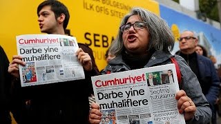 مظاهرات في اسطنبول للتنديد باعتقال رئيس تحرير صحيفة"جمهورييت" - world