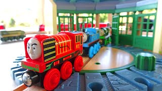 Thomas Wooden Train Series ☆ Roundhouse + Tunnel Course