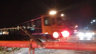 ขบวนรถท้องถิ่นที่418ขณะเข้าสถานีรถไฟชุมทางถนนจิระ