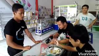 Ngintip penjual sepatu