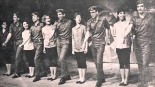 בא הגדוד אל המושב - צוות ההצגה חמש חמש 1965