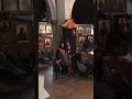 popa se da cu trotineta in biserica