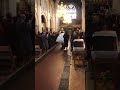 popa se da cu trotineta in biserica