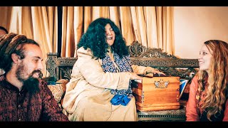 Abida Parveen sings Nara e Mastana in her living room.