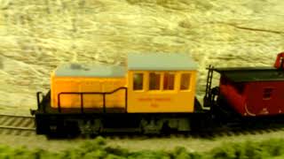 HO Scale Bachmann Union Pacific Plymouth Engine and Caboose