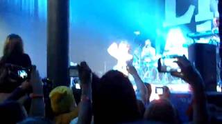 Lily Allen coming on stage in Prague