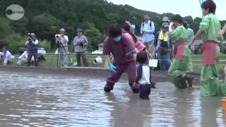 田んぼで運動会　兵庫、泥にまみれ９０人が白熱