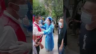 #Chengdu #成都 小区志愿者阻拦因地震跑出屋的居民