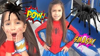 GIANT SPIDEE vs SUPERHERO SPIDERGIRL AND SUPERGIRL - Shopkins, Kinder Surprise, Chupa Chups