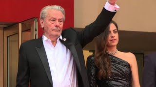 Cannes, Alain Delon colto dall'emozione sul red carpet