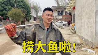 阿表村里河边放水了，一大伙都去河边捞鱼，看看他们捞了什么大货【阿表在农村】