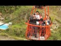 paso en la tarabita sobre el río blanco en la cascada manto de la novia. provincia de tungurahua