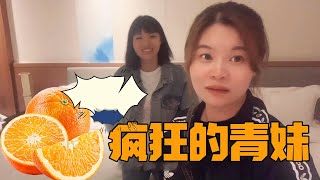 In order to taste Ganzhou navel oranges, the young sister drove to relieve her greed