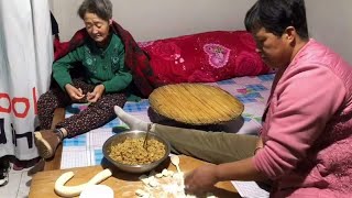 大年三十，公公放鞭炮吃饺子，炒一桌子菜，火炕上喝啤酒，真幸福