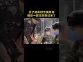 女子骑车时不慎摔倒，随后兵哥哥做法暖心 感动瞬间