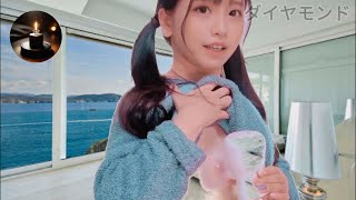 搾乳器の使い方を教えている少女