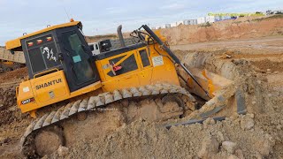 Powerful Dozer Push Soil - អាប៊ុល SHANTUI រុញដី និង ឡានយីឌុប Hyundai, Scania ប៊ែនចាក់ដី