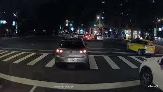 TDV-5577 變換車道不打方向燈，迫使他車讓道。