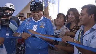 Evo Morales juega al fútbol en la inauguración del polideportivo de Saipina - Salvados