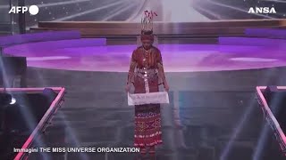 La concorrente birmana a Miss Universo mostra un cartello in diretta Tv: \