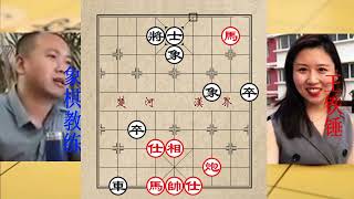 象棋大师看不起王铁锤，开局就故意弃车，不料被吃光，太尴尬