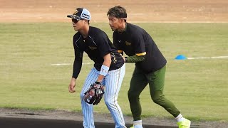 【積極的に質問と確認】名手・鳥谷臨時コーチから始動とトスについて身振り手振りで指導を受ける木浪聖也【阪神春季キャンプ】2024.2.6