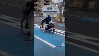 激走‼️ノーヘルおじさん