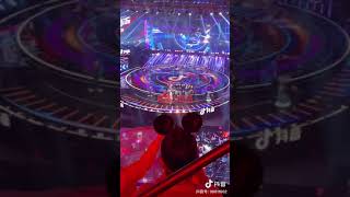 Xiao Zhan: audiences reactions before \u0026 after he showed up on new year concert