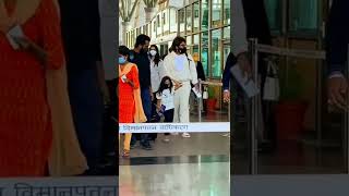 'Pushpa' fame, Telugu superstar Allu Arjun spotted at Udaipur airport#allarjun #pushpa #udaipur