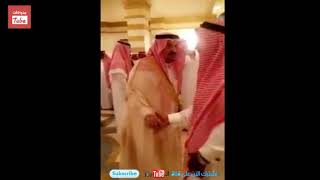 أمير الرياض يُمازح أحد مستقبليه \