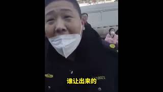 (视)城管加持防疫,妥妥的赵家恶奴.提醒他戴口罩你就不是人!要把你带走!你就是找事.还拿封控吓人.旁边安抚者都是党国顺民,何时围观者加入一起怒吼?!城管车号:津B28F32(220130.06）