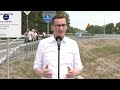 mateusz morawiecki podczas wypowiedzi na moście w ostrowie na rzece dunajec