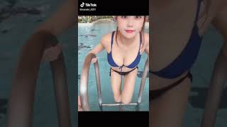 【TikTok】可愛い子がプールから上がるだけ