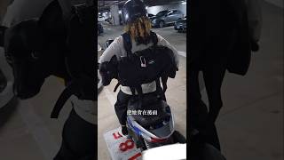 你也想帶著狗狗一起摩托車旅行嗎？這款狗狗背帶是我用了半年後，真心推薦的一款！它不僅解決了我家另一隻狗狗不會坐車的出行問題...👇🏼下方繼續 #寵物旅遊 #毛小孩 #狗背帶