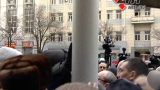 26.02.14 - Кернес пытался снять флаг России, но в ответ ему кричали: \