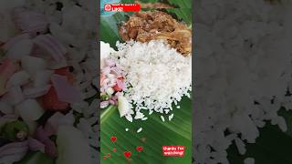 Non veg food served in banana leaf (വാഴയിലയിൽ വിളമ്പുന്ന നോൺ വെജ് ഭക്ഷണം)😋👌💯 #outdoor food #shorts