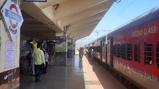 10105 Diva Sawantwadi Sindhudurg Express arriving Chiplun Railway Station : Konkan Railways