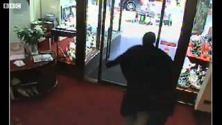 BBC News   Shopper films Banbury robbery aftermath mp4