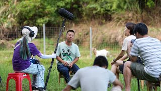 Huanong Brothers: See buddy's grass eating pigs, get some honey, grill a duck and catch crabs.