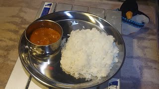 日本の米をインドの伝統的な湯取り法で茹でて いなば バターチキンカレで食べる 車庫キャンシリーズNo.2